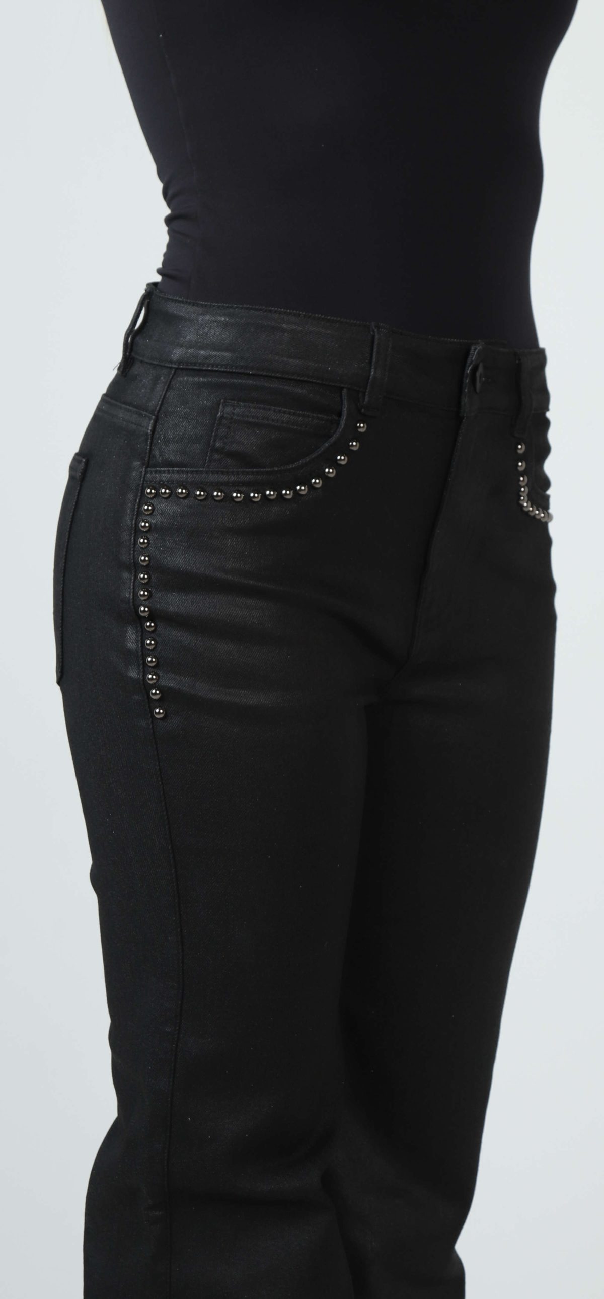 Jean Femenino Flare Fit Efecto Cuero Decorado Negro - Imagen 2