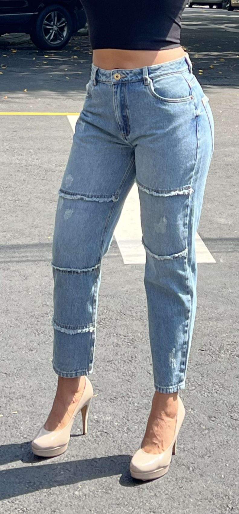 Jean Mom Tiro Medio Frosteado con Cortes y Desgastes Azul Medio Transversal Moda Femenino