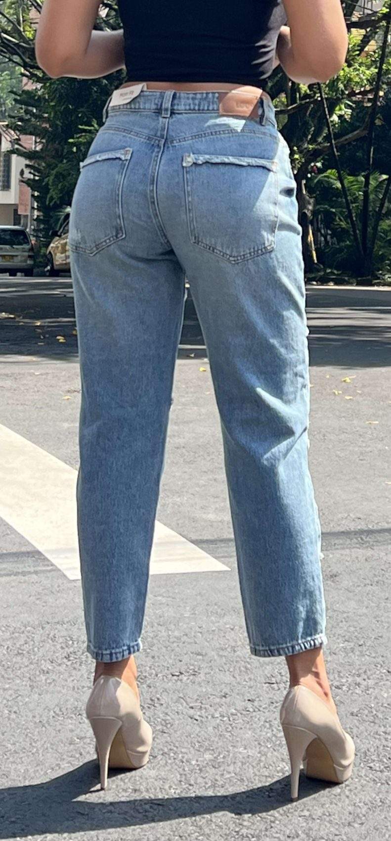 Jean Mom Tiro Medio Frosteado con Cortes y Desgastes Azul Medio Transversal Moda Femenino - Imagen 3