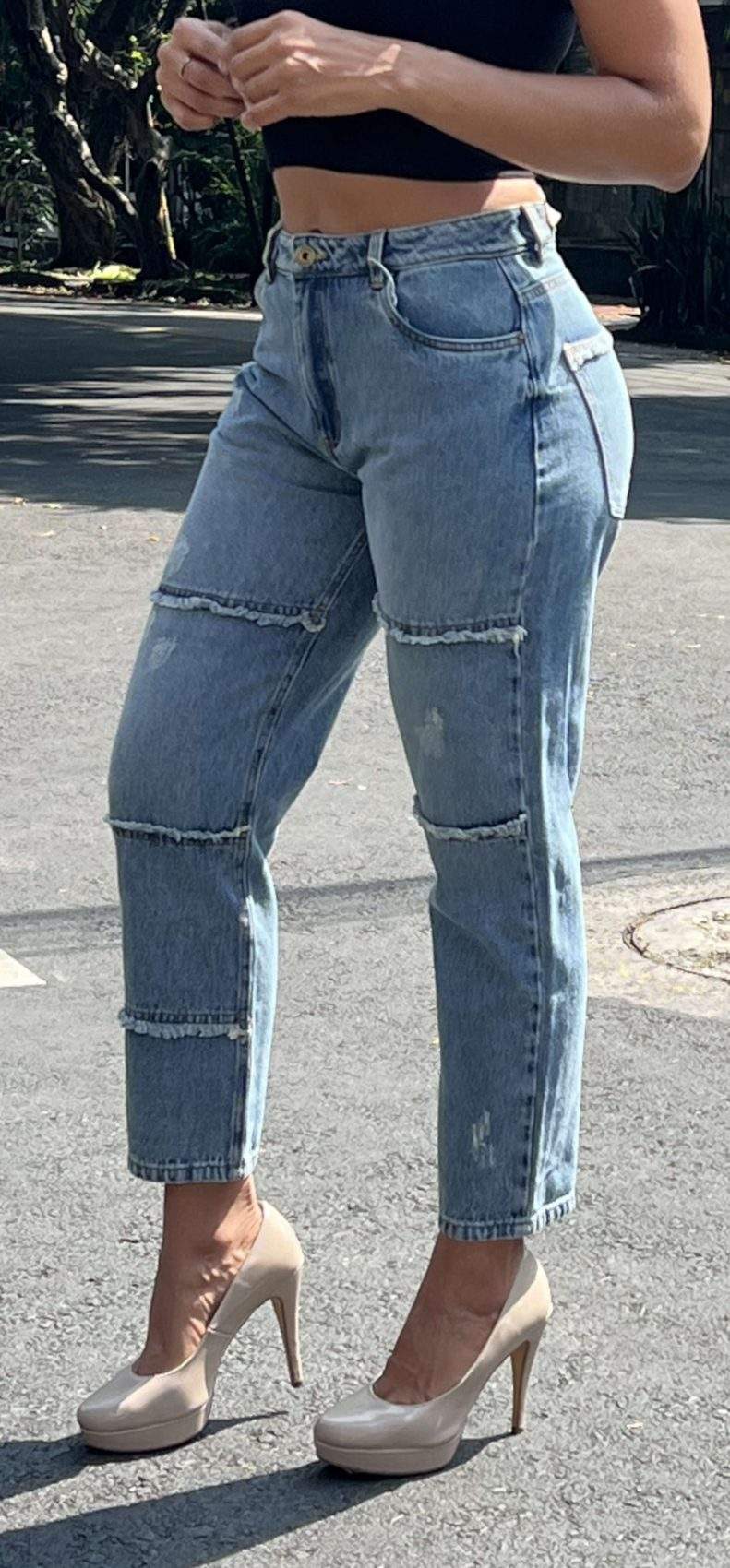 Jean Mom Tiro Medio Frosteado con Cortes y Desgastes Azul Medio Transversal Moda Femenino - Imagen 2