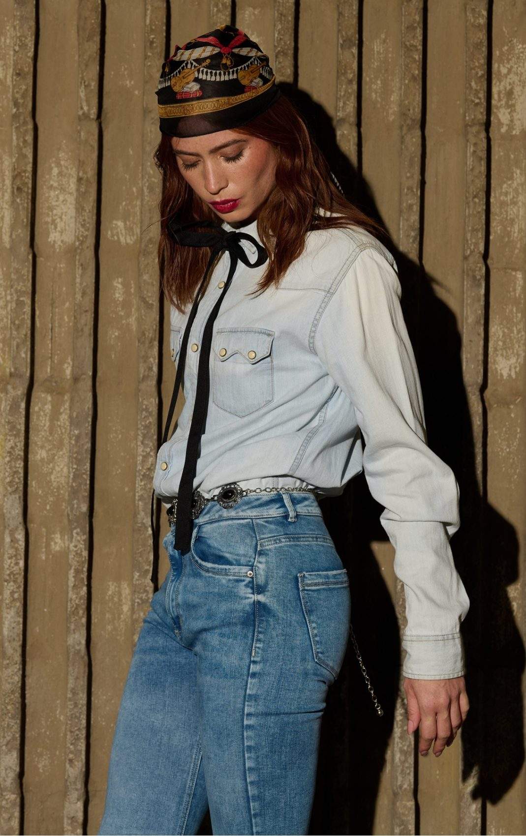 Jean Flare Tiro Medio Frosteado con Desgastes Azul Medio Transversal Moda Femenino - Imagen 3