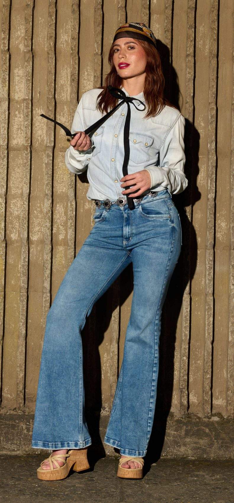 Jean Flare Tiro Medio Frosteado con Desgastes Azul Medio Transversal Moda Femenino