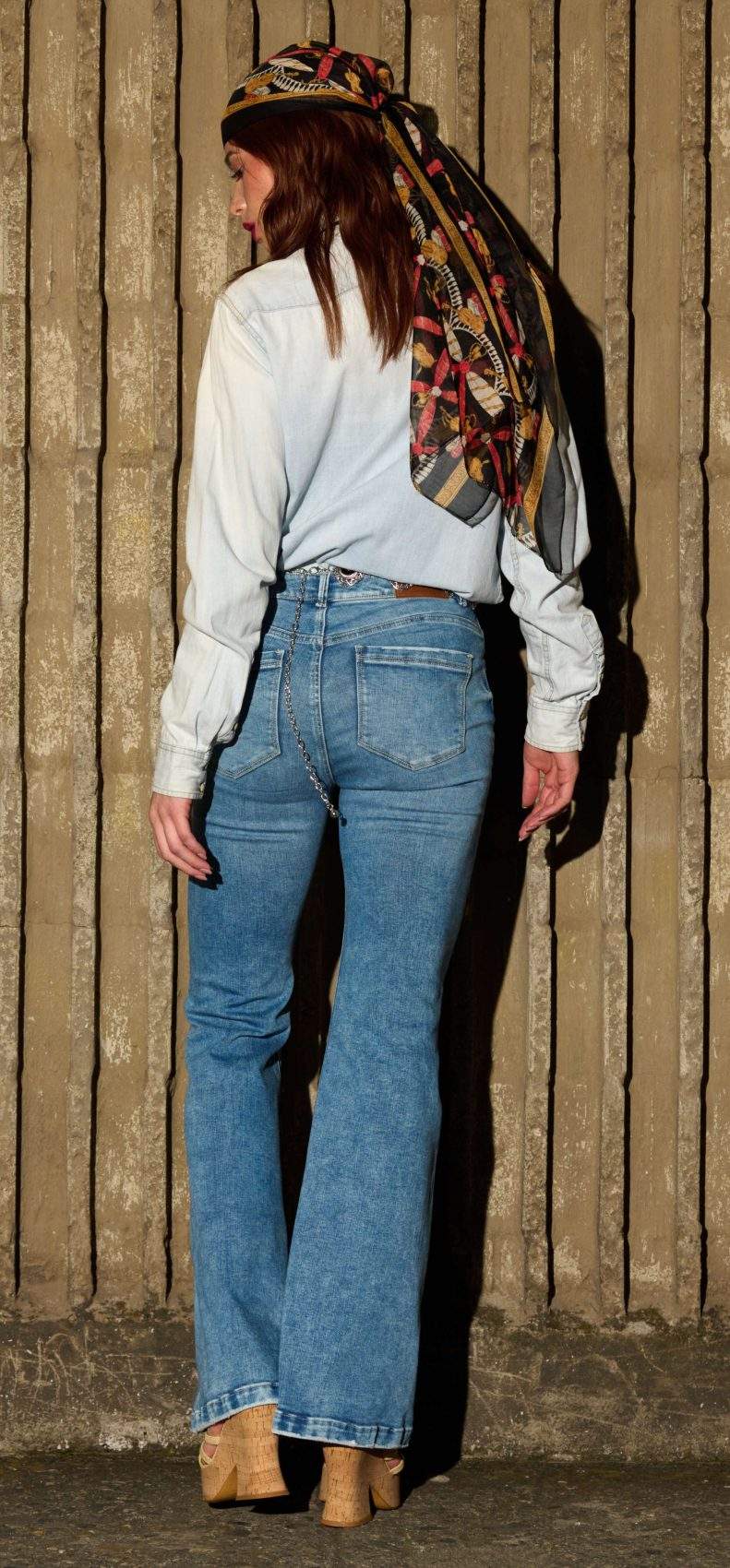 Jean Flare Tiro Medio Frosteado con Desgastes Azul Medio Transversal Moda Femenino - Imagen 4