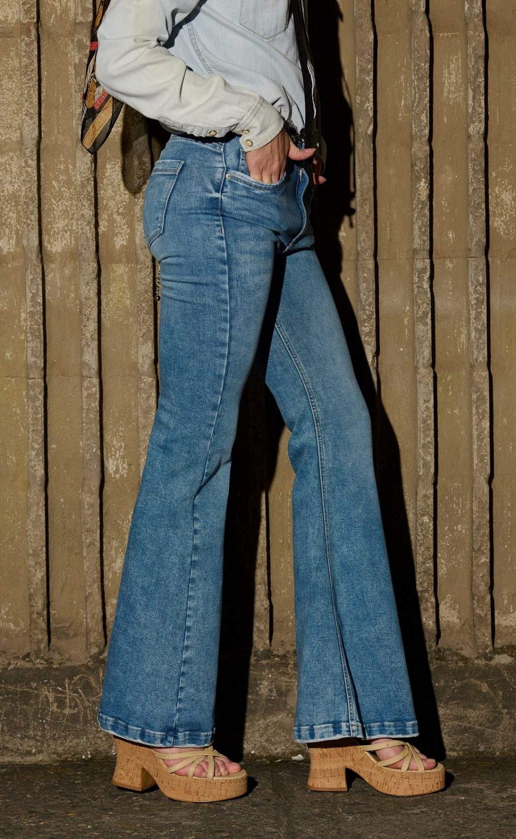 Jean Flare Tiro Medio Frosteado con Desgastes Azul Medio Transversal Moda Femenino - Imagen 5