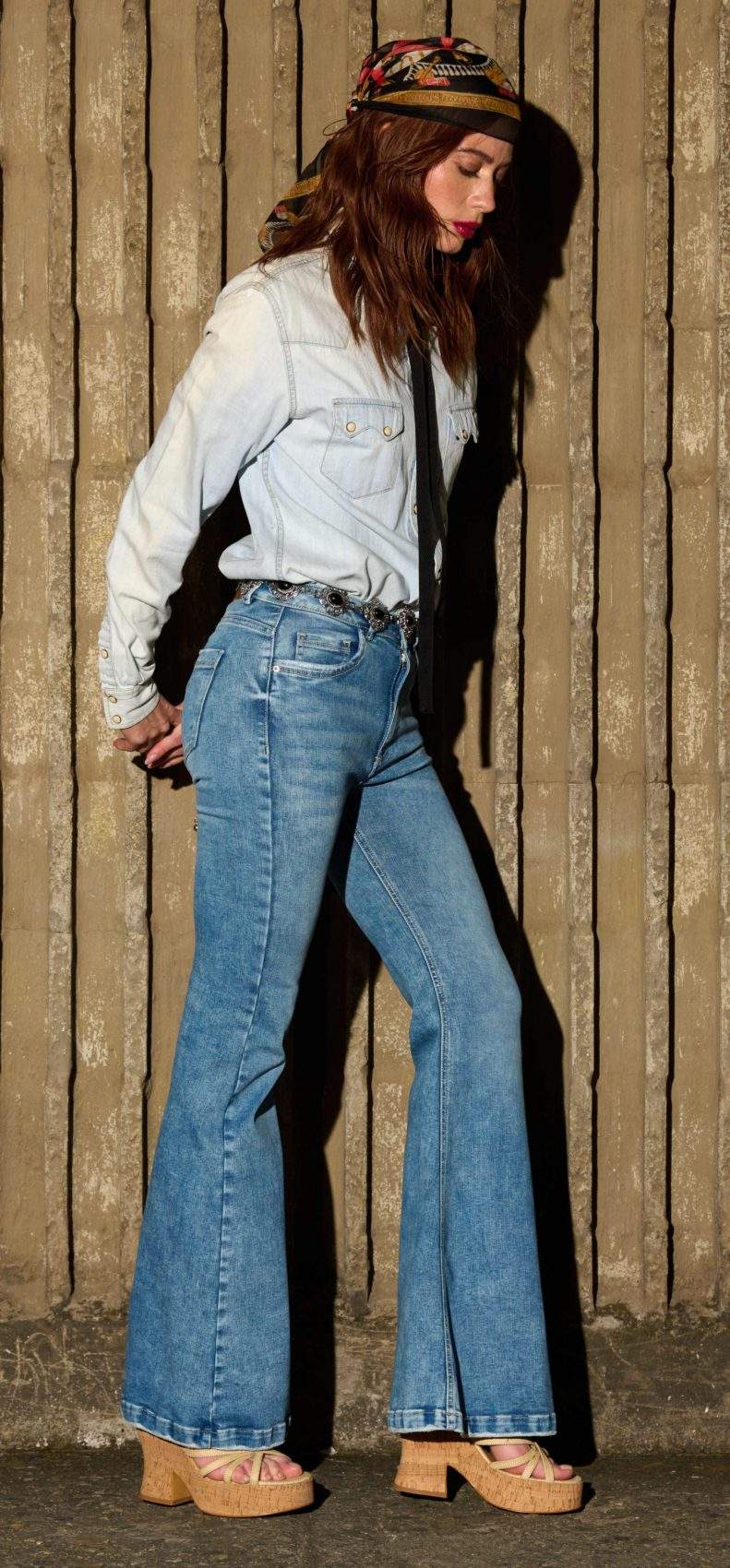 Jean Flare Tiro Medio Frosteado con Desgastes Azul Medio Transversal Moda Femenino - Imagen 2