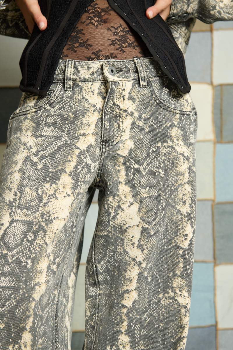 Jean Wide Leg Tiro Bajo Estampado Piton Marfil Impacto Moda Femenino - Imagen 3