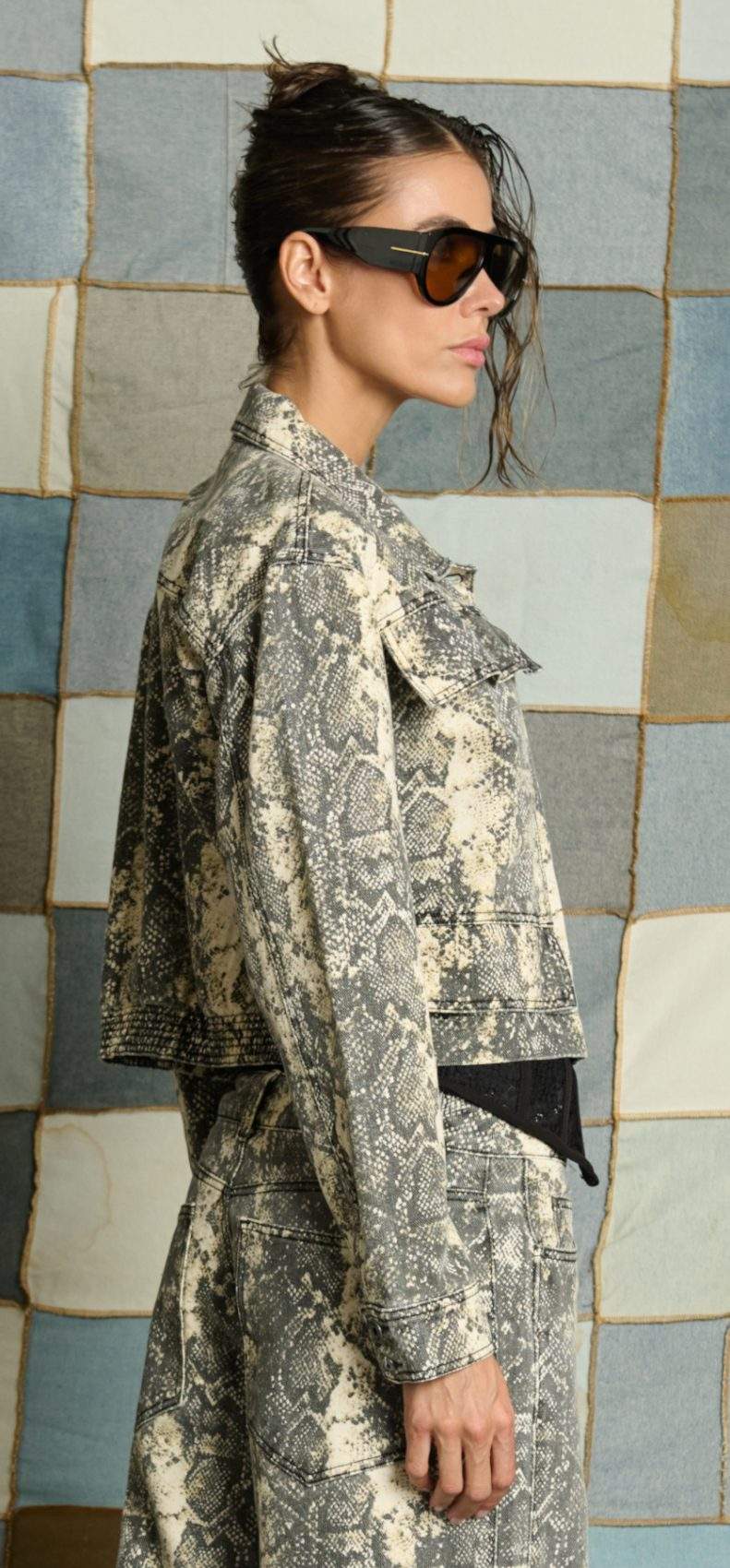 Chaqueta Denim Drop Shoulder Estampado Piton Marfil Impacto Moda Femenino - Imagen 5