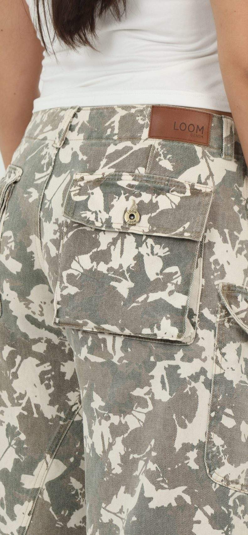 Jean Wide Leg Tiro Bajo Cargo Estampado Camuflado Marfil Impacto Moda Femenino - Imagen 3