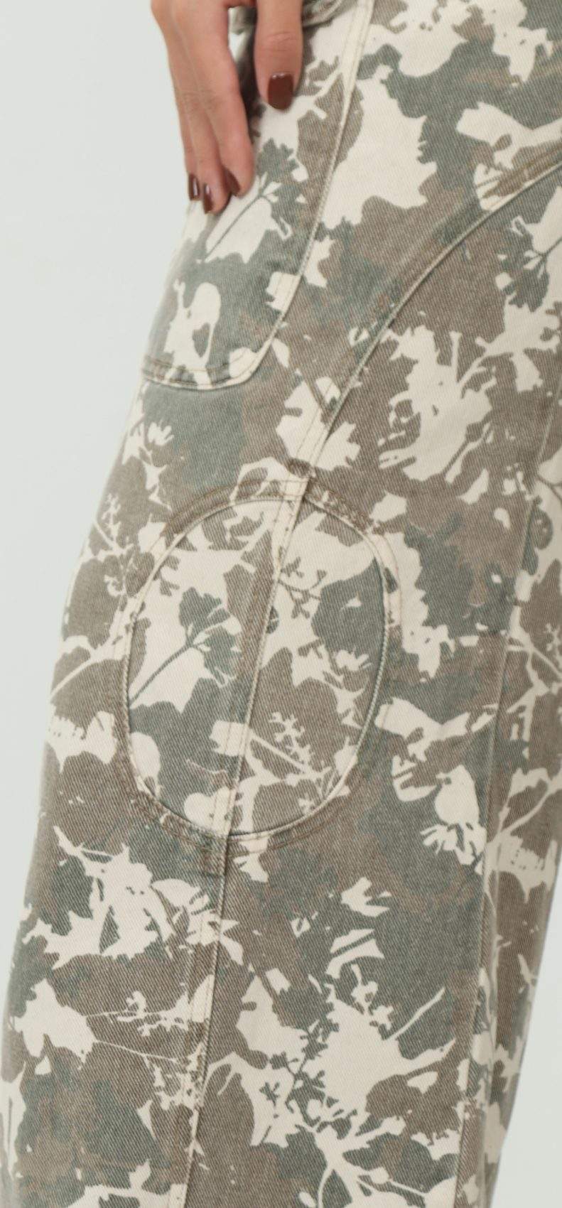 Jean Wide Leg Tiro Bajo Cargo Estampado Camuflado Marfil Impacto Moda Femenino - Imagen 4