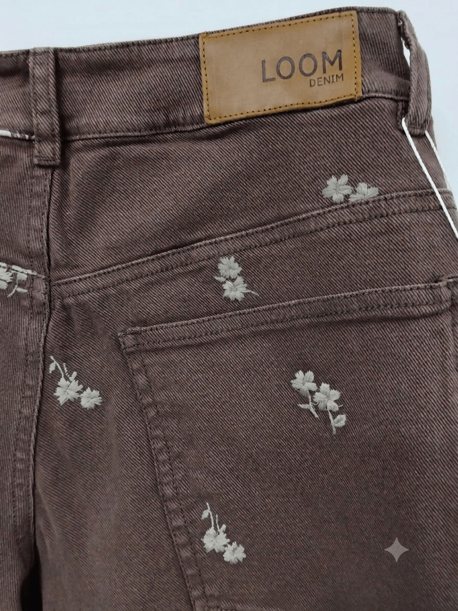 Jean Wide Leg Tiro Bajo Mocca Bordado Flores Cafe Impacto Moda Femenino - Imagen 3