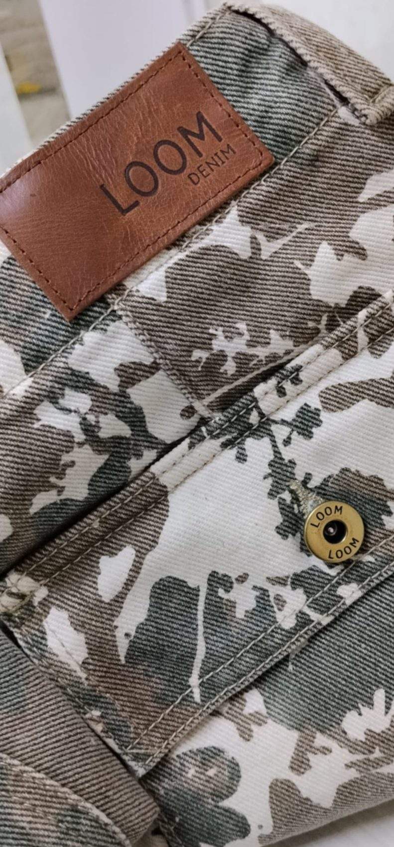 Jean Wide Leg Tiro Bajo Cargo Estampado Camuflado Marfil Impacto Moda Femenino - Imagen 2