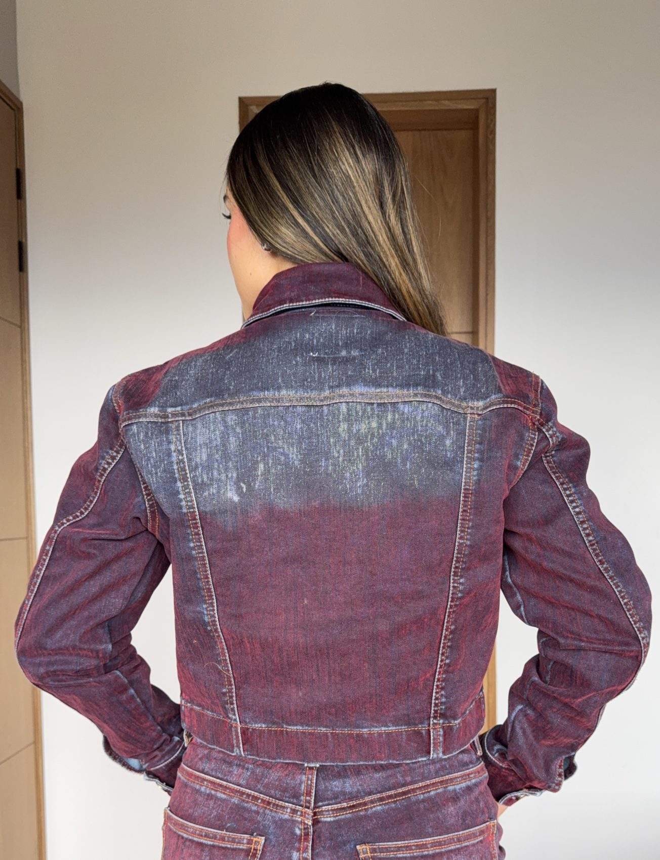Chaqueta Denim Crop Spec Tex Velvet Vinotinto Azulado Impacto Moda Femenino - Imagen 4